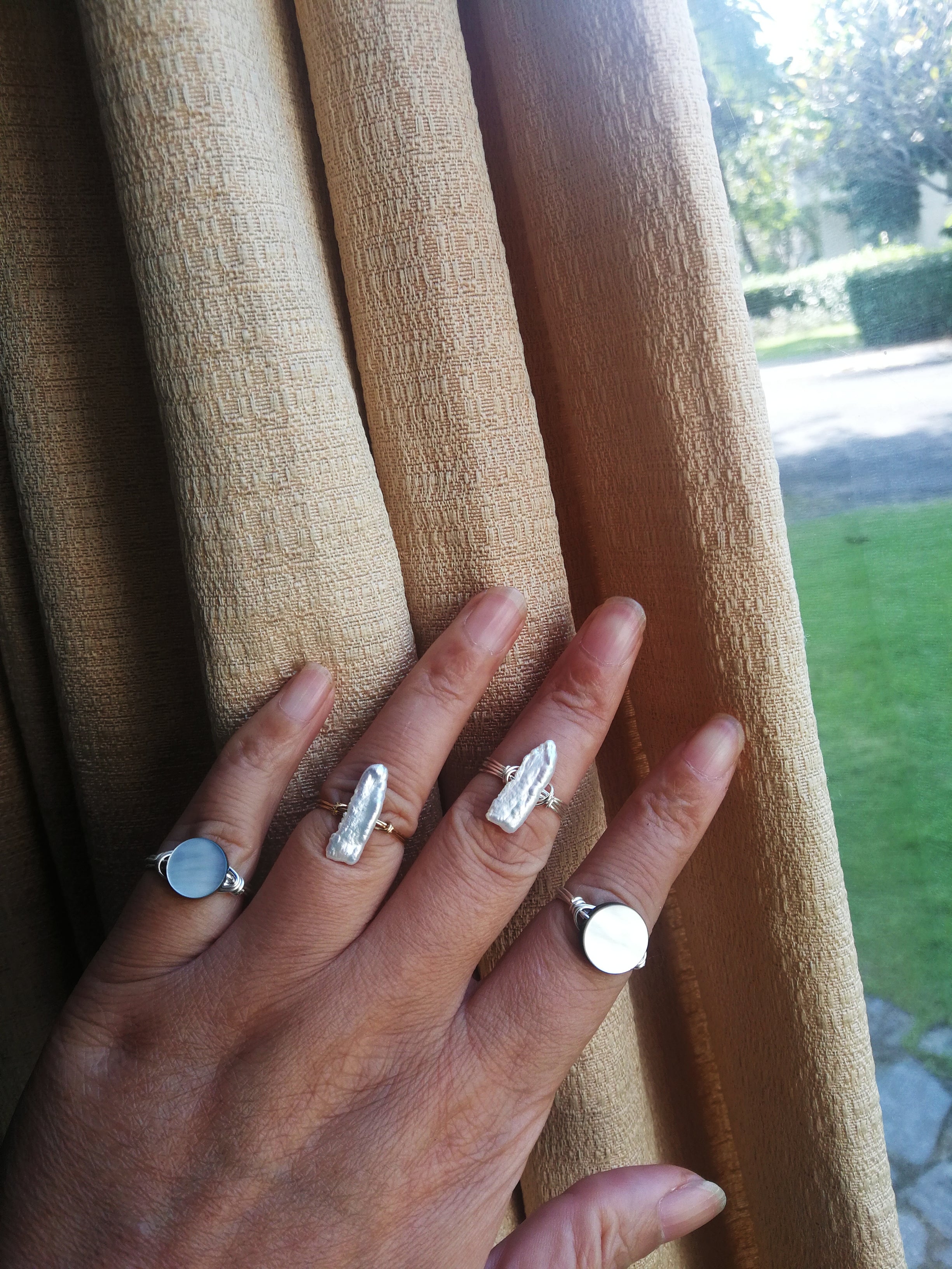 pointing statement natural quartz/pearl rings