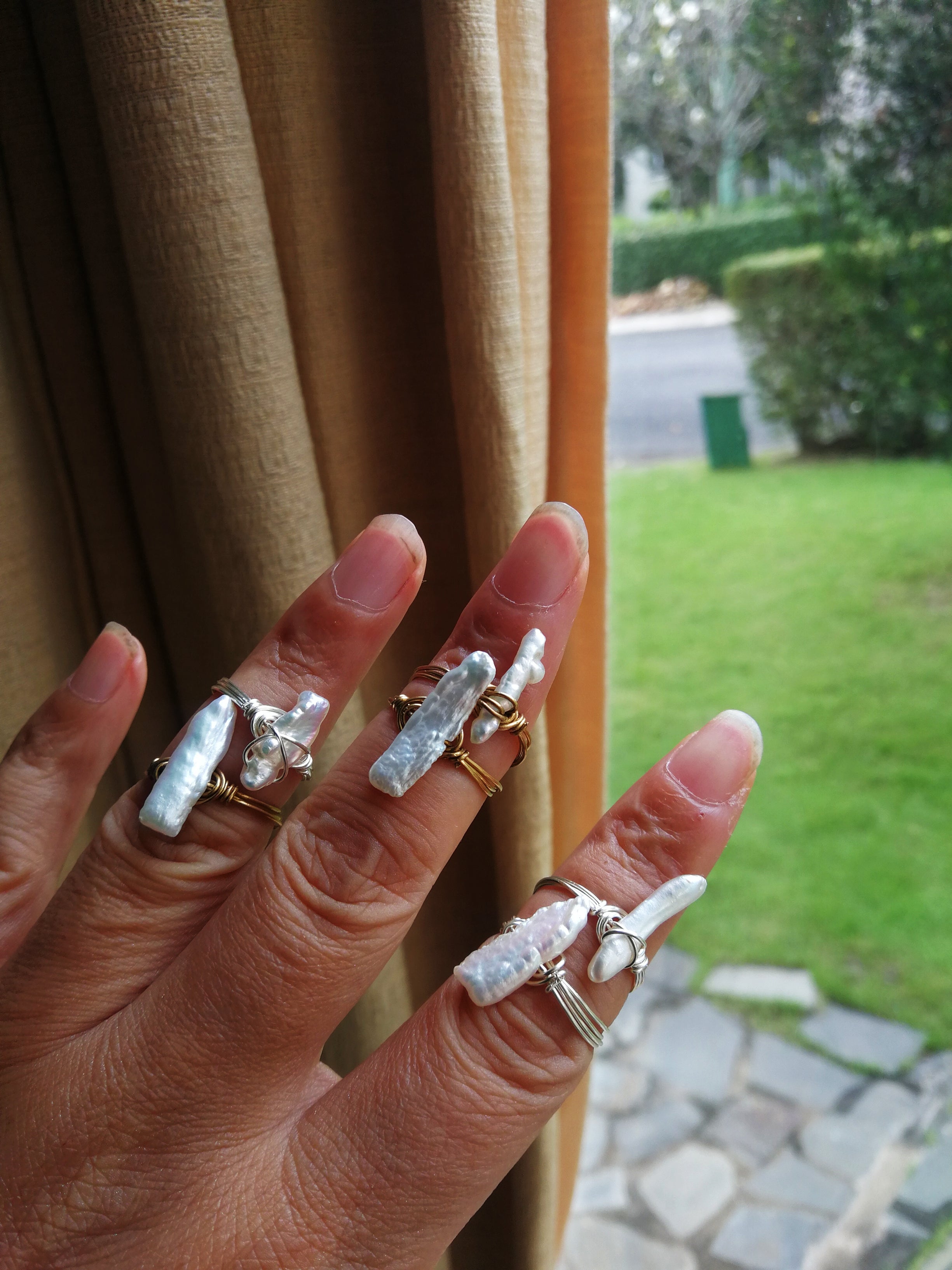 pointing statement natural quartz/pearl rings