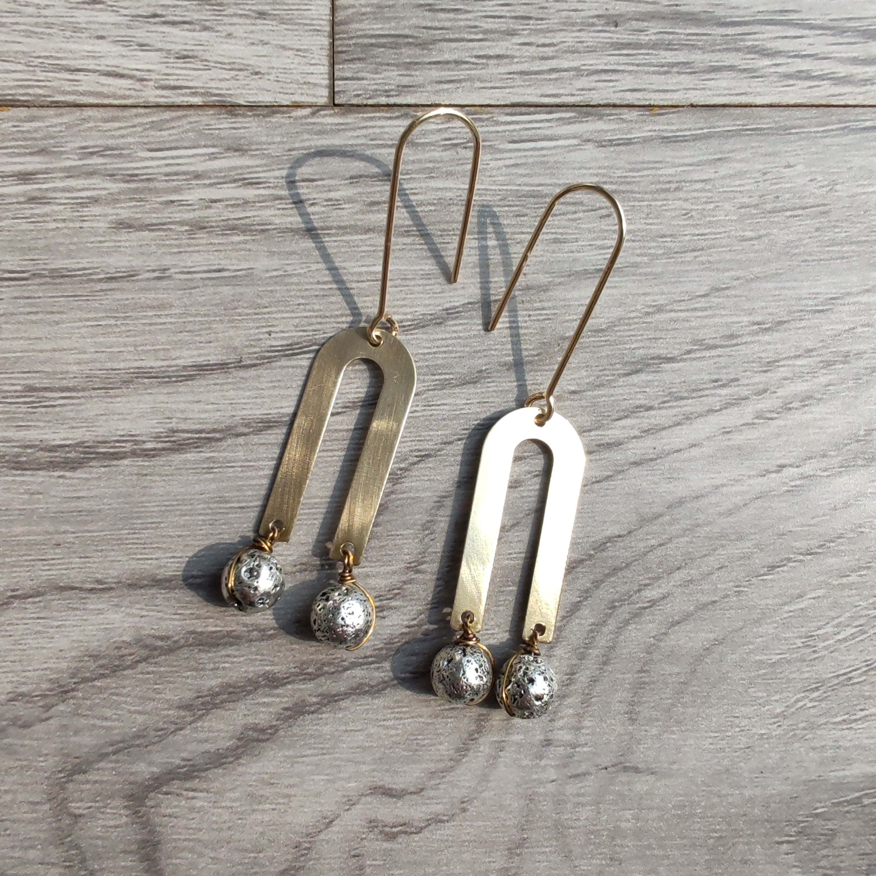 little shape U brass-stone earrings