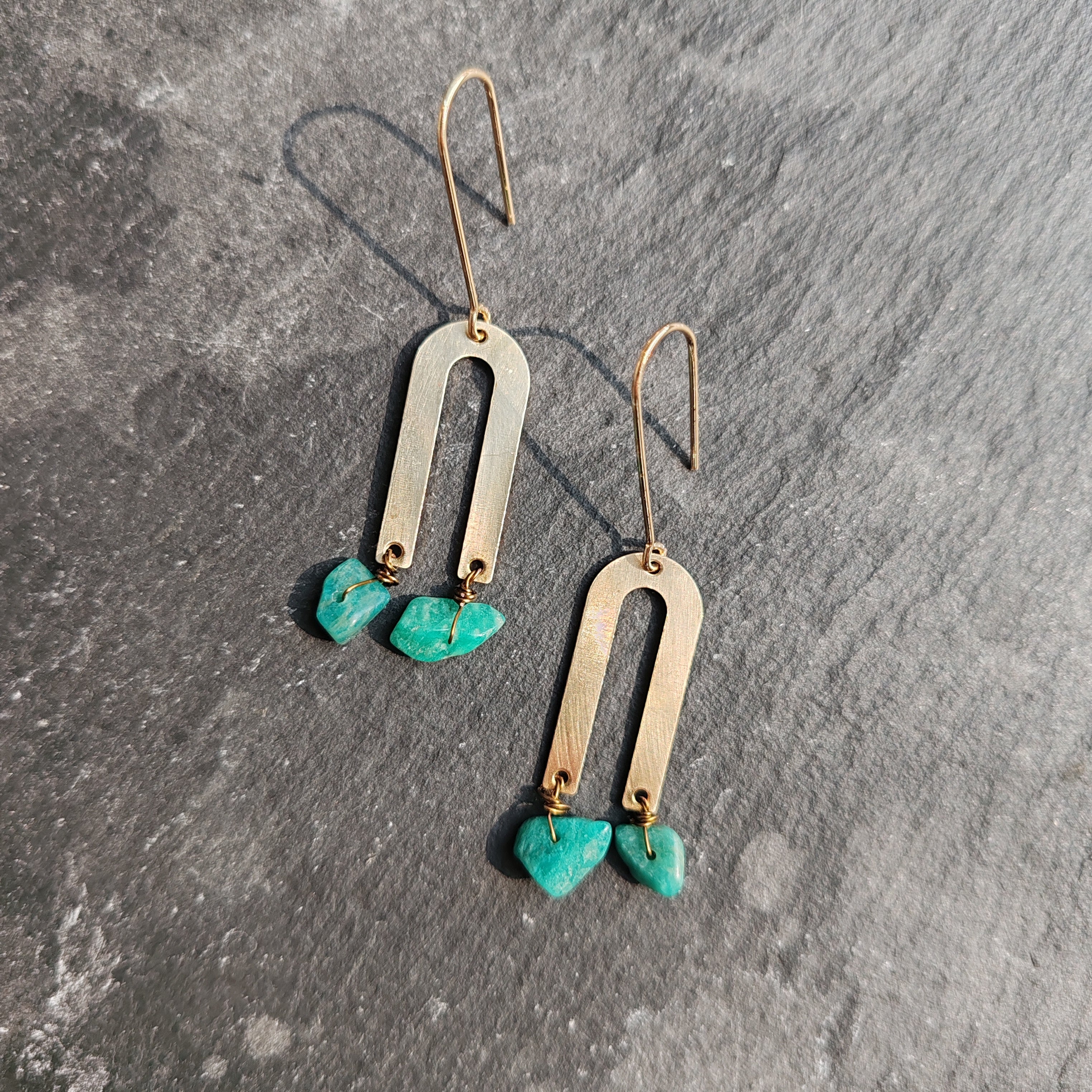 little shape U brass-stone earrings