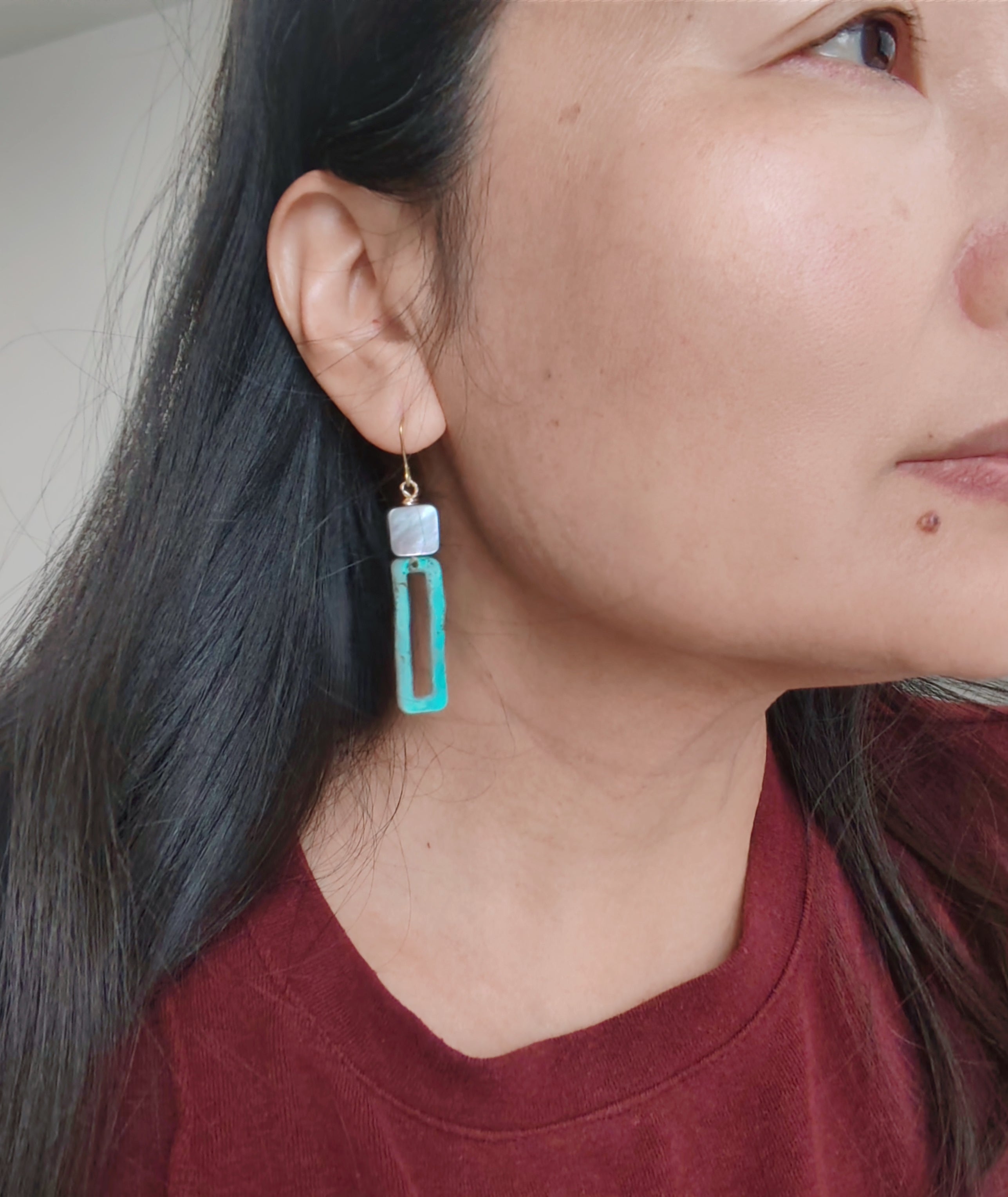 Blue earrings collection, with square shell