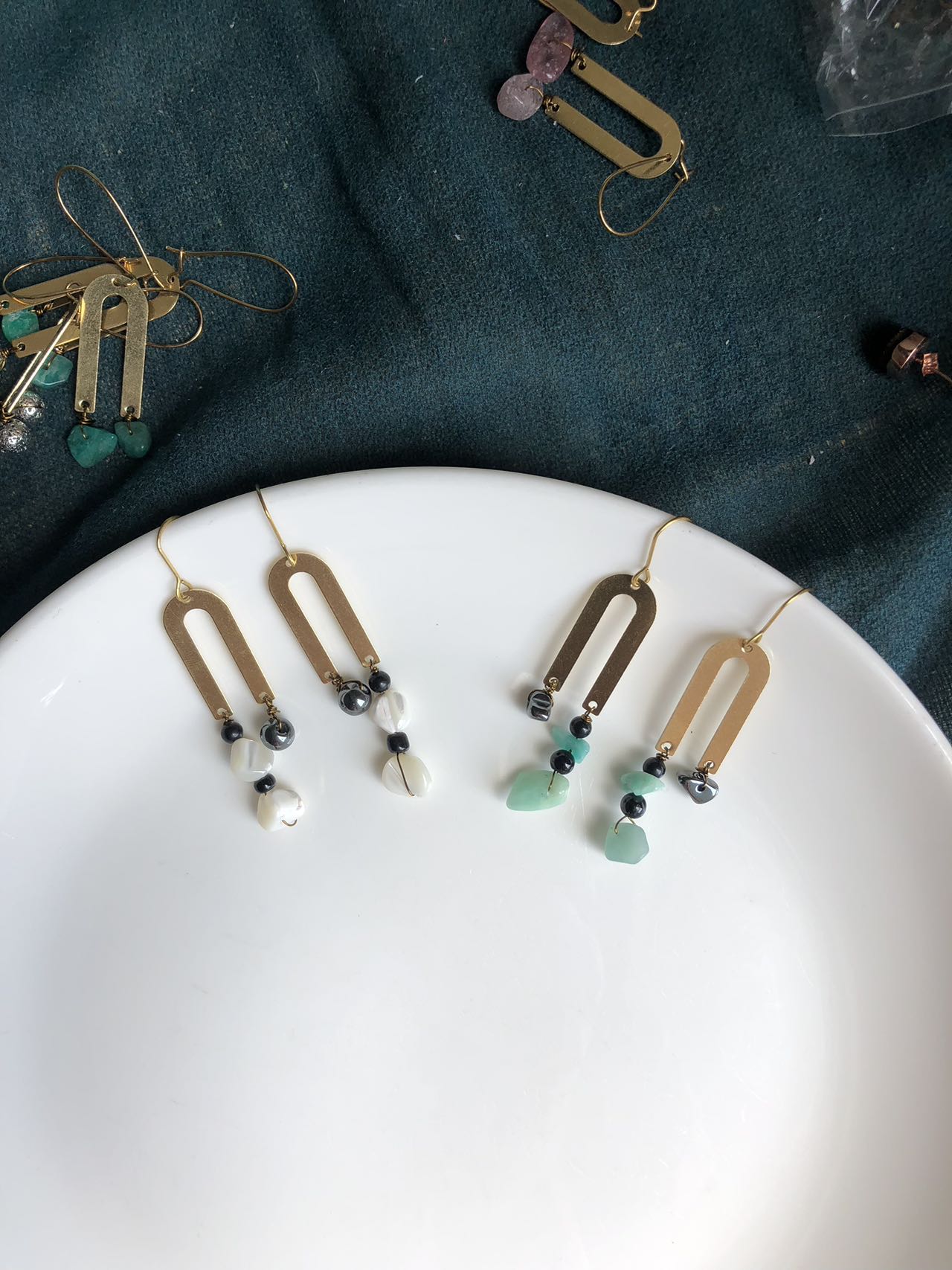 little shape U brass-stone earrings